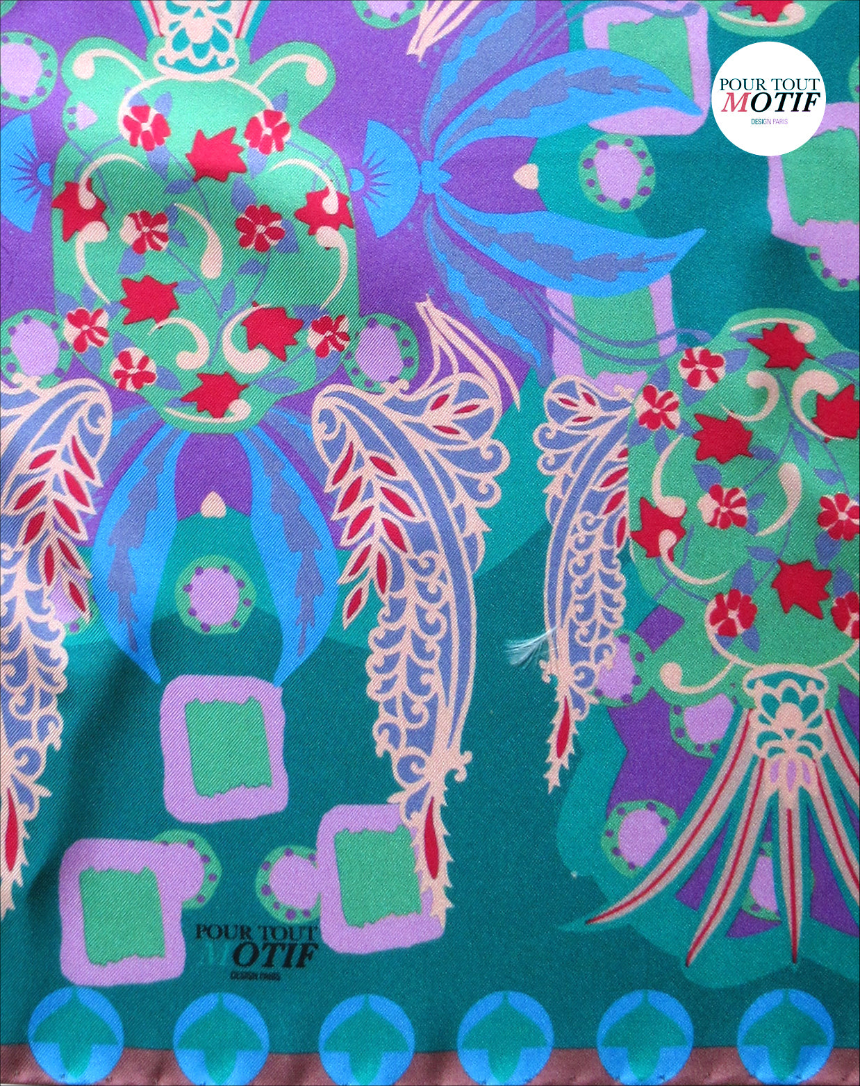 Détail du carré soie 70cm "Ananas" violet et vert