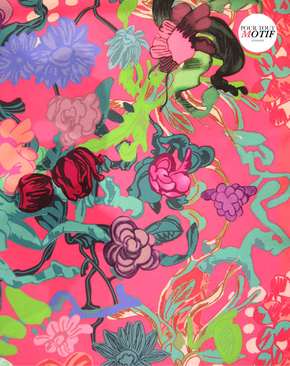 Foulard en soie 70cm fond rose détail du motif