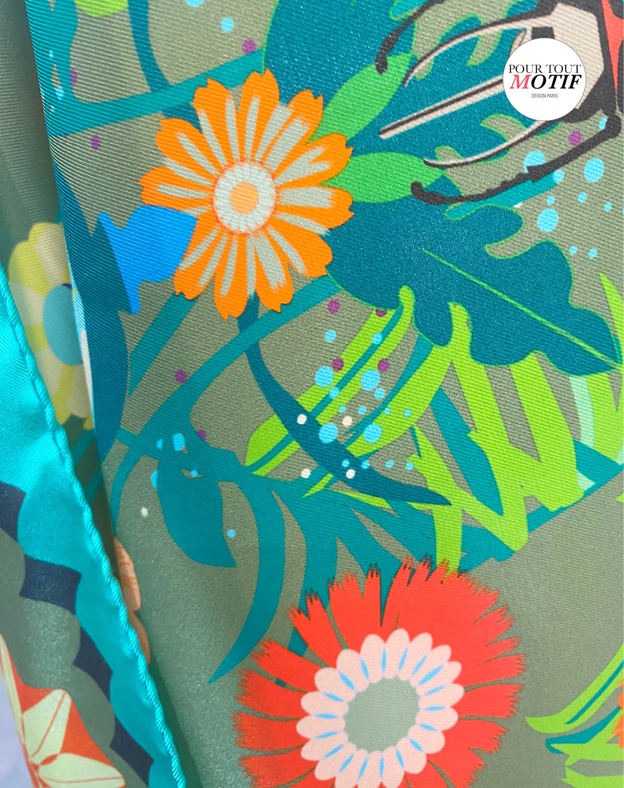Détail du foulard en soie vert insectes et fleurs