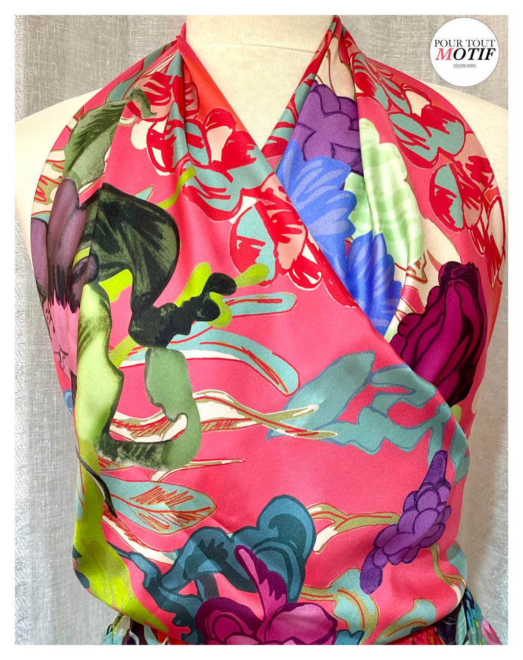 Foulard soie 110cm "Fleuri rose" porté en top