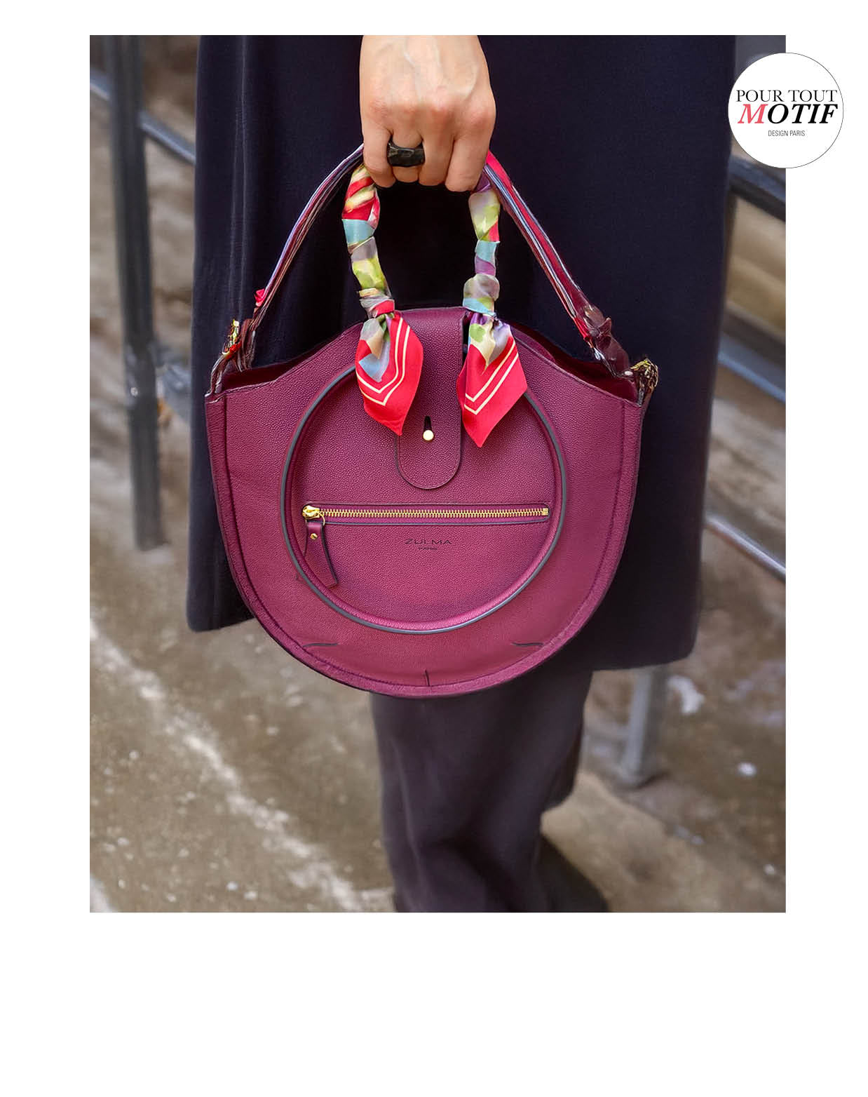 cravate femme soie enroulée sur anse de sac motif géométrique