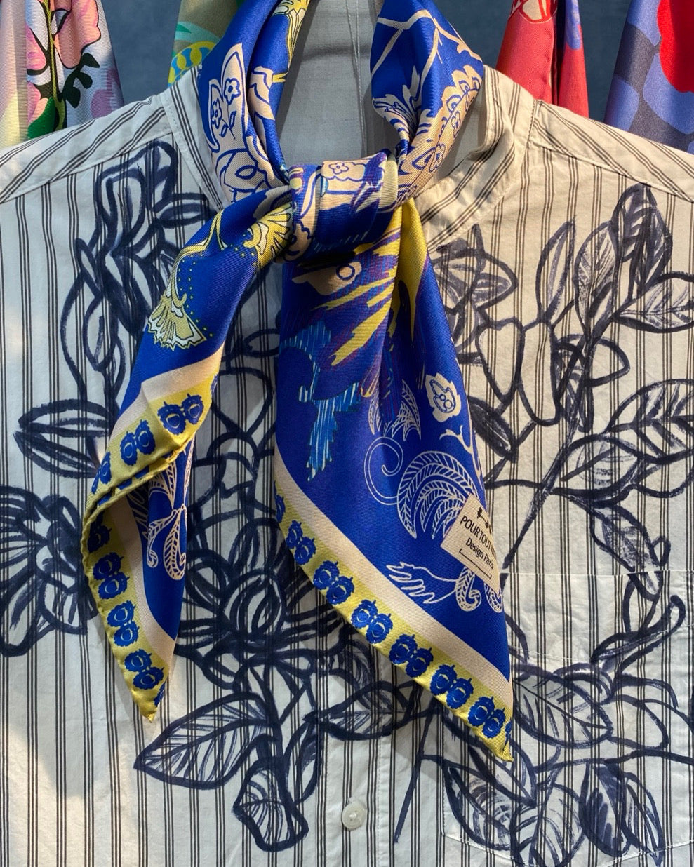 Foulard en soie "Cachemire et oiseaux bleu nuit"